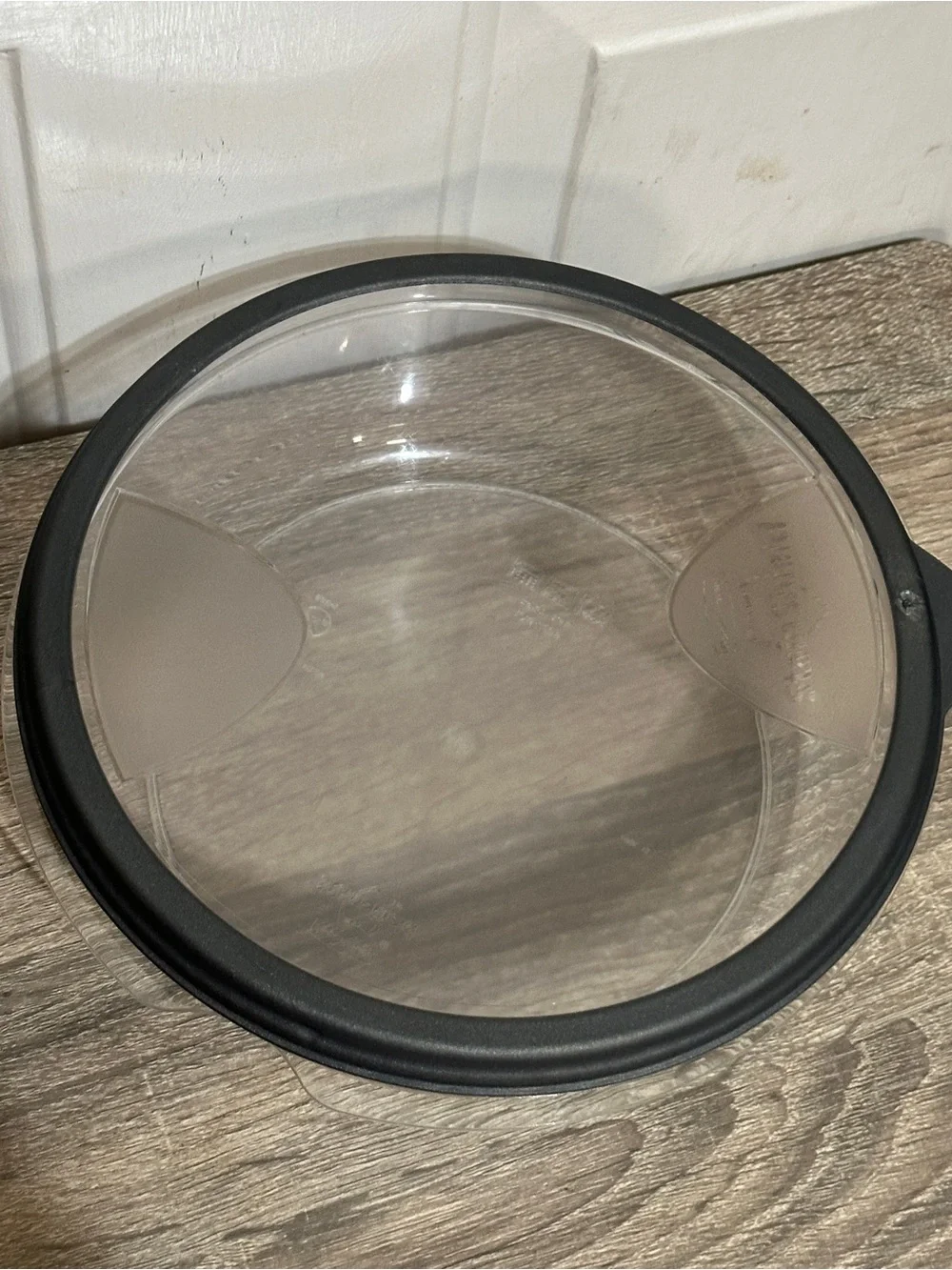 Rubbermaid Stain Shield Container 10.6 Cup Round 2.6 Quart 2.5L With Lid 585D